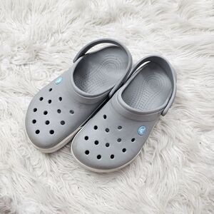 Crocs Unisex Men’s 5/Women 7 Crocband Clogs Light Grey And White and Blue Stripe